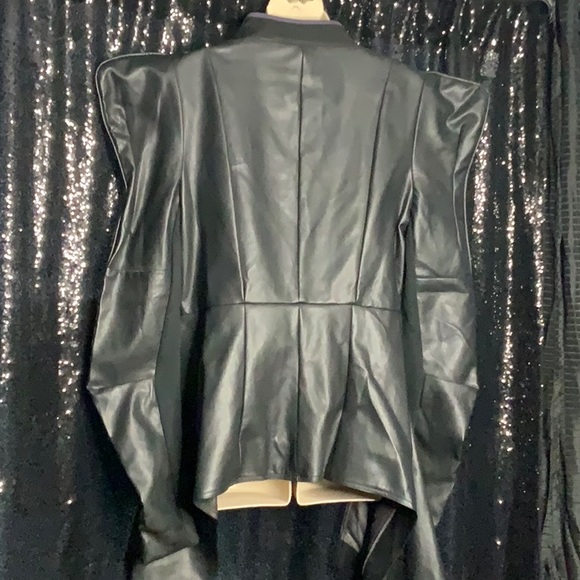 Perfect little ringmaster number - Picture 3 of 8